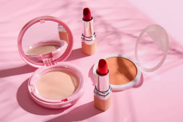 Make Puder Concealer Und Lippenstifte Auf Rosa Hintergrund — Stockfoto