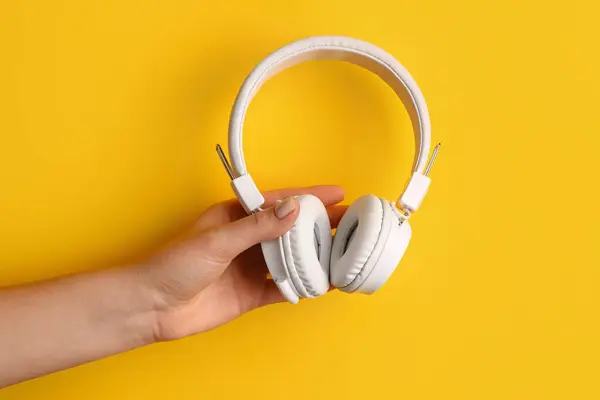 Frau Mit Modernen Weißen Kopfhörern Auf Gelbem Hintergrund — Stockfoto