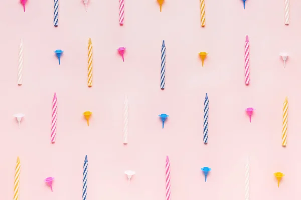 Pembe Arka Planda Renkli Doğum Günü Mumları — Stok fotoğraf