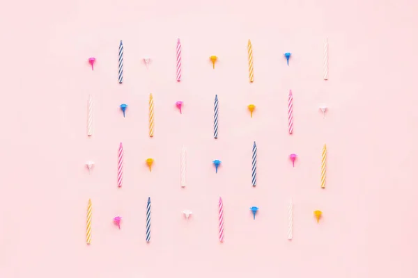 粉色背景的彩色生日蜡烛 — 图库照片