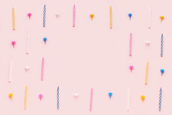 Pembe Arkaplanda Renkli Doğum Günü Mumlarından Yapılmış Çerçeve — Stok fotoğraf