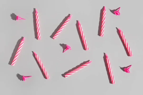 Rózsaszín Születésnapi Gyertyák Szürke Háttér — Stock Fotó