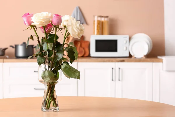 Váza Krásnými Růžovými Květy Dřevěném Stole Kuchyni — Stock fotografie