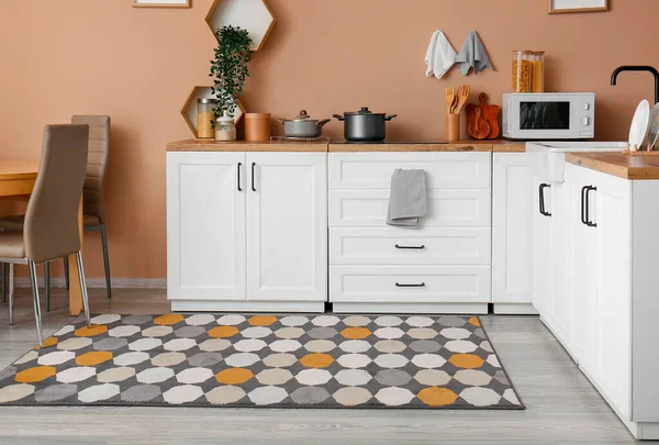 Interior Modern Kitchen White Counters Stylish Rug — Stock Photo, Image