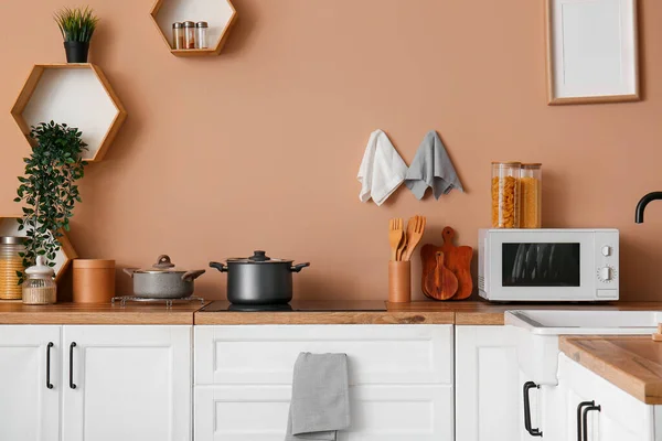 Interior Cocina Moderna Con Mostradores Blancos Estufa Eléctrica Horno Microondas — Foto de Stock