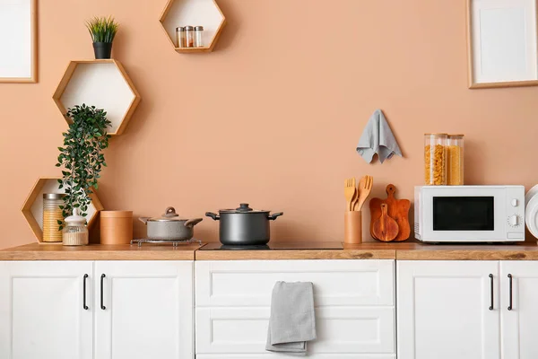 Interior Cocina Moderna Con Mostradores Blancos Estufa Eléctrica Horno Microondas — Foto de Stock