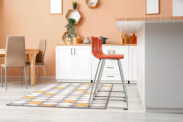 Interieur Van Moderne Keuken Met Barkrukken Bij Tafel — Stockfoto
