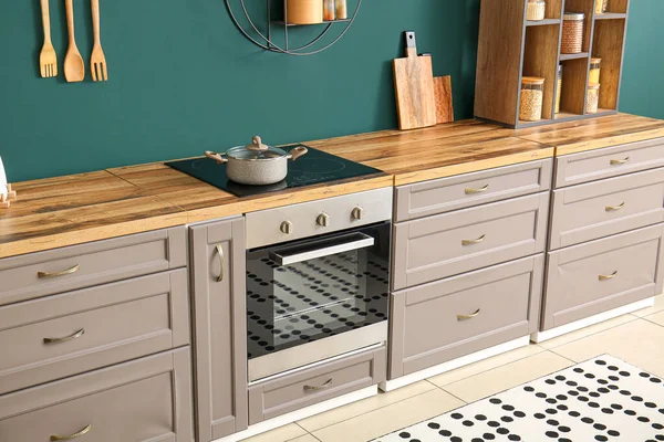 现代化厨房的内部 配有灰色柜台 烤箱和电炉 — 图库照片