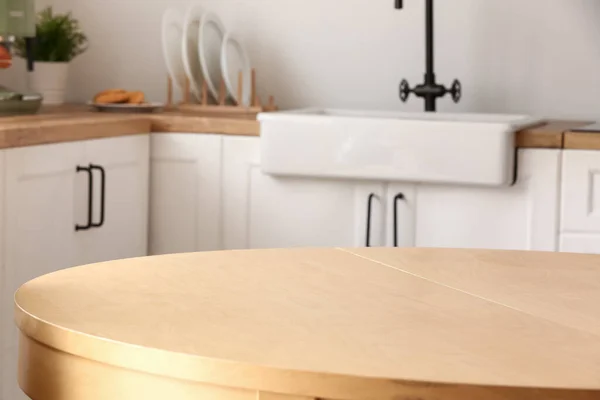 Čistý Dřevěný Stůl Interiéru Kuchyně — Stock fotografie