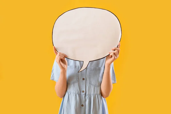 Junge Frau Versteckt Gesicht Hinter Leerer Sprechblase Auf Gelbem Hintergrund — Stockfoto