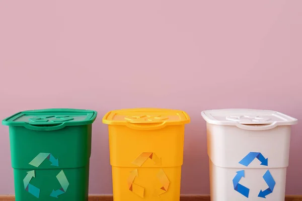 Caixotes Lixo Com Símbolo Reciclagem Perto Parede Rosa — Fotografia de Stock