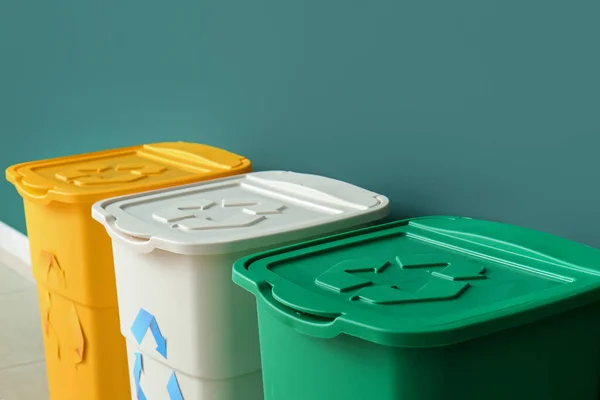 Diferentes Lixeiras Com Símbolo Reciclagem Perto Parede Verde — Fotografia de Stock