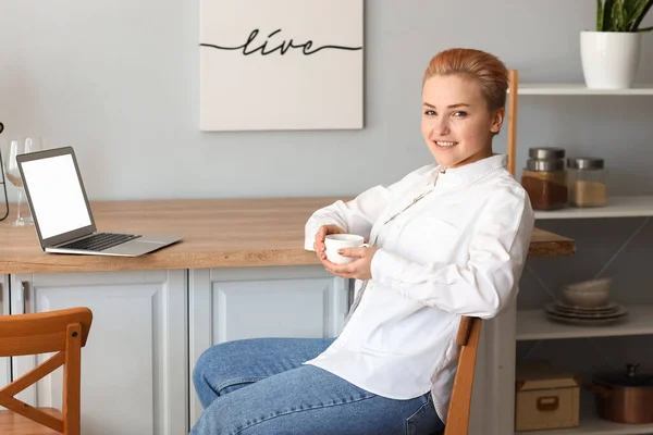 Young Woman Cup Coffee Kitchen — Stock Photo, Image