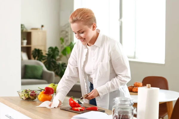 Young Woman Cutting Bell Pepper Kitchen — Stock Photo, Image