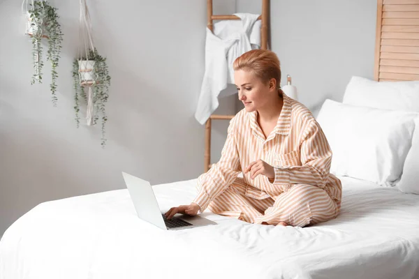 Young Woman Using Laptop Bed Morning — Stock Photo, Image