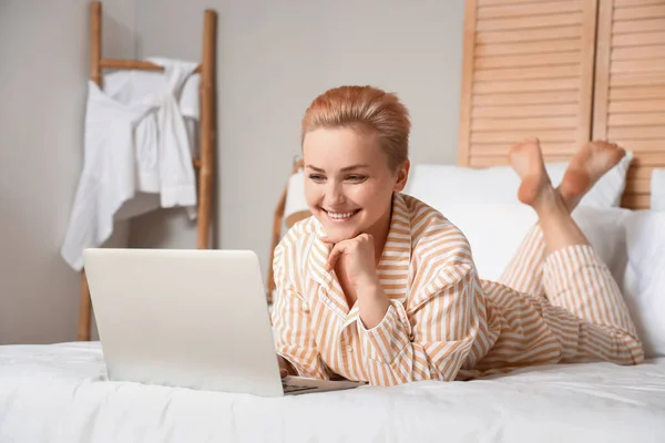 Young Woman Using Laptop Bed Morning — Stock Photo, Image