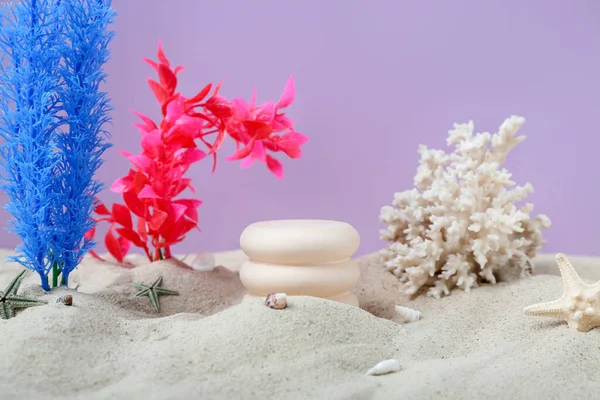 紫色背景沙滩上的装饰石膏 珊瑚和海星 — 图库照片