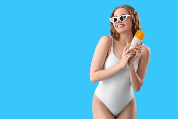 Beautiful Young Woman Sunscreen Cream Blue Background — Stock Photo, Image
