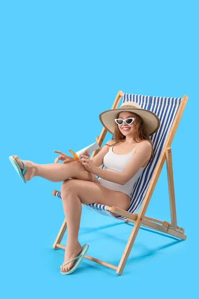 Mulher Bonita Aplicando Protetor Solar Creme Enquanto Sentado Cadeira Deck — Fotografia de Stock