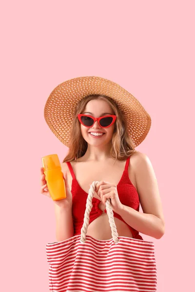 Mooie Jonge Vrouw Met Zonnebrandcrème Strandtas Roze Achtergrond — Stockfoto