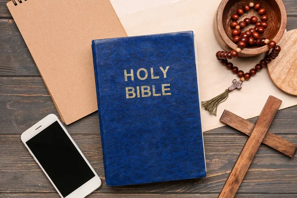 Bible Svatá Modlitebními Korálky Mobilním Telefonem Notebookem Křížem Dřevěném Pozadí — Stock fotografie