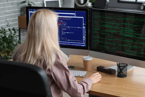 Femme Mature Programmeuse Travaillant Avec Ordinateur Table Dans Bureau — Photo