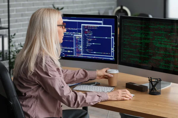 Programador Feminino Maduro Trabalhando Com Computador Mesa Escritório — Fotografia de Stock