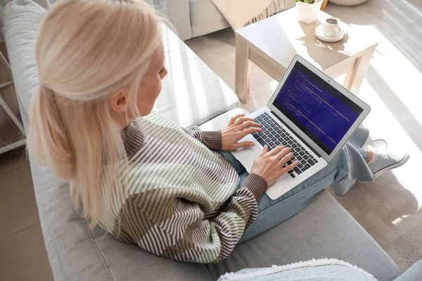 Зріла Жінка Програмістка Працює Ноутбуком Дивані Вдома Крупним Планом — стокове фото