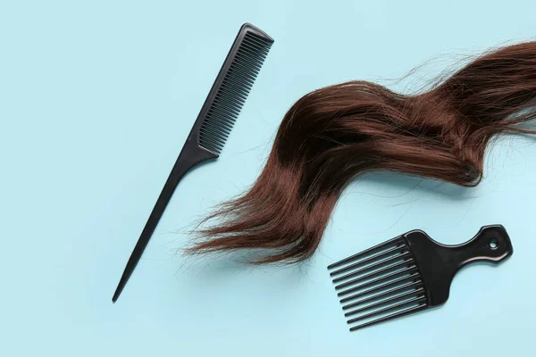 Wavy Brown Hair Brushes Blue Background — Stock Photo, Image