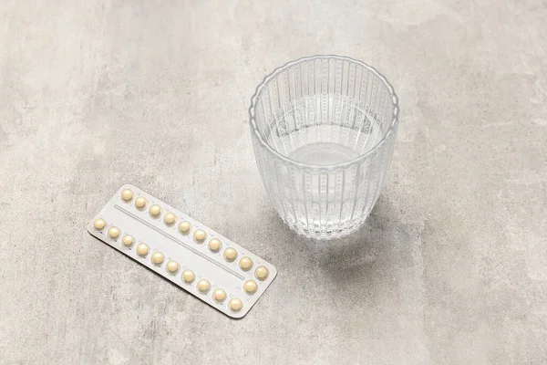 Glass Water Hormonal Pills Grunge Background — Stock Photo, Image