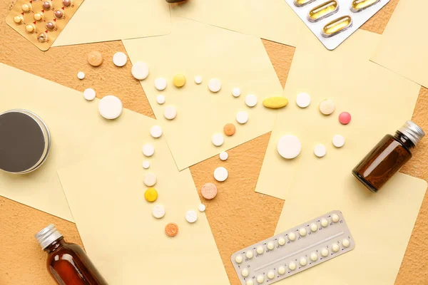 ベージュの背景に錠剤 薬や紙シートで作られた子宮 — ストック写真