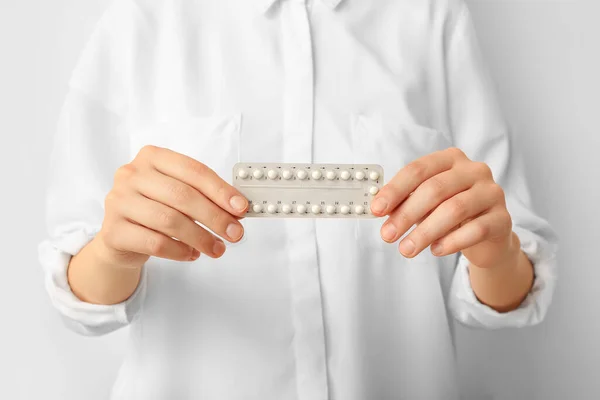Mujer Con Píldoras Hormonales Sobre Fondo Blanco Primer Plano — Foto de Stock