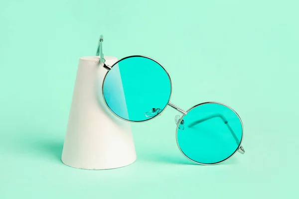 Snygga Solglasögon Med Podium Mint Bakgrund — Stockfoto