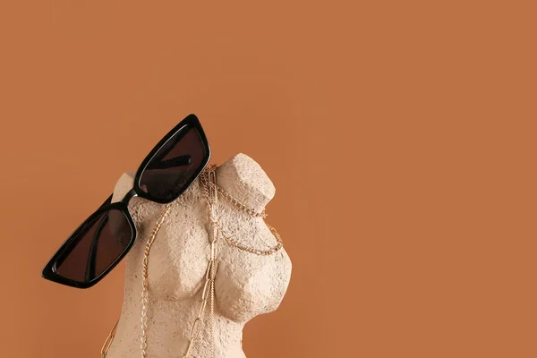 Estatuilla Con Gafas Sol Elegantes Joyas Sobre Fondo Marrón Primer — Foto de Stock