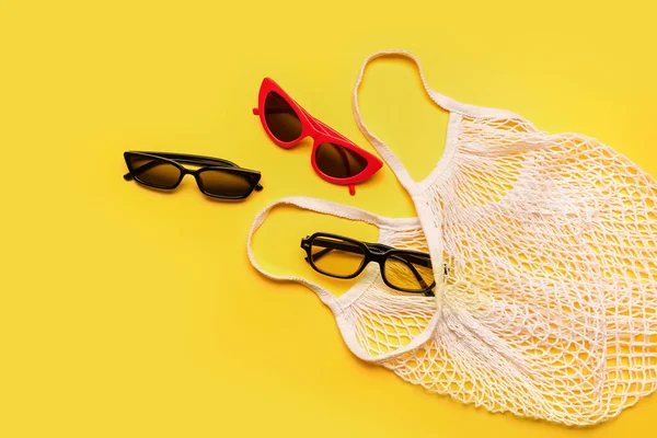 Bolso Cuerda Con Gafas Sol Elegantes Sobre Fondo Amarillo —  Fotos de Stock