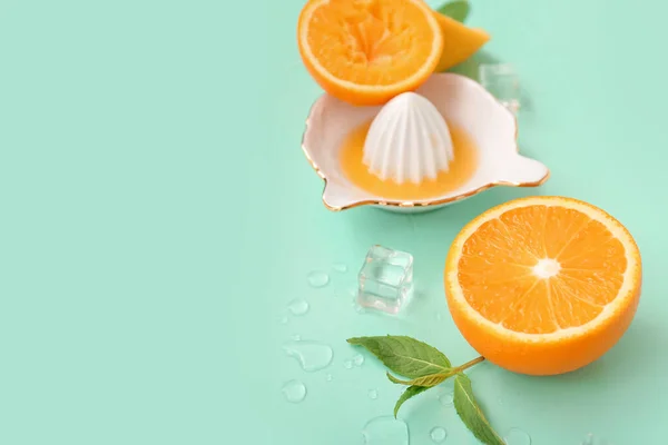 Juicer Orange Slices Ice Cubes Mint Turquoise Background — Stock Photo, Image