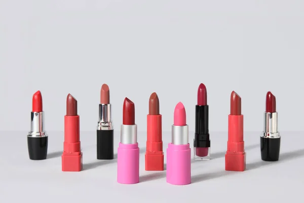 Set Van Mooie Lippenstiften Grijze Achtergrond — Stockfoto