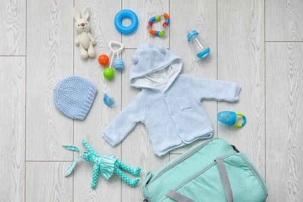 Saco Elegante Com Roupas Brinquedos Para Bebê Fundo Madeira Leve — Fotografia de Stock