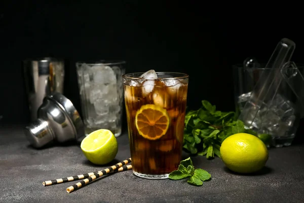 Glas Kallt Kuba Libre Cocktail Mörk Bakgrund — Stockfoto