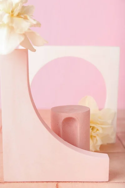 Decorative Plaster Podiums Daffodils Tile Pink Wall — Stock Photo, Image