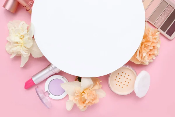 Carta Bianca Con Cornice Fatta Diversi Cosmetici Narcisi Sfondo Rosa — Foto Stock
