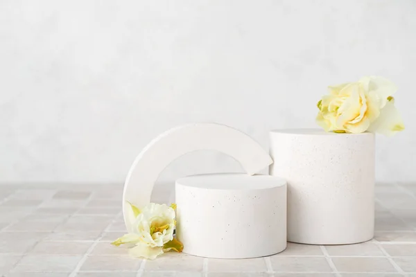Decorative Plaster Podiums Daffodils Grey Tile White Wall — Stock Photo, Image
