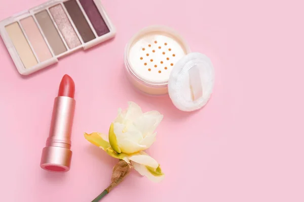 Gyönyörű Nárcisz Különböző Kozmetikumok Rózsaszín Háttér — Stock Fotó