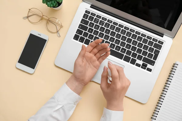 Frau Trägt Händedesinfektionsmittel Beigem Tisch Büro Auf — Stockfoto