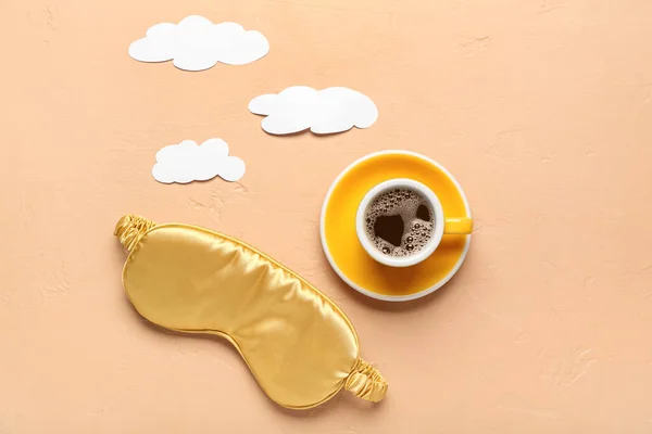 Samenstelling Met Kopje Koffie Slaapmasker Papieren Wolken Oranje Achtergrond — Stockfoto