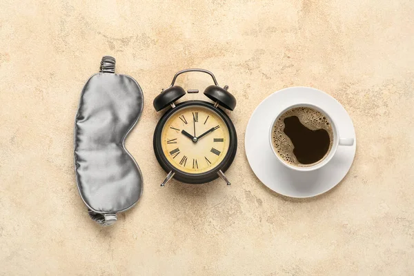 Спящая Маска Чашка Кофе Будильник Фоне Гранжа — стоковое фото
