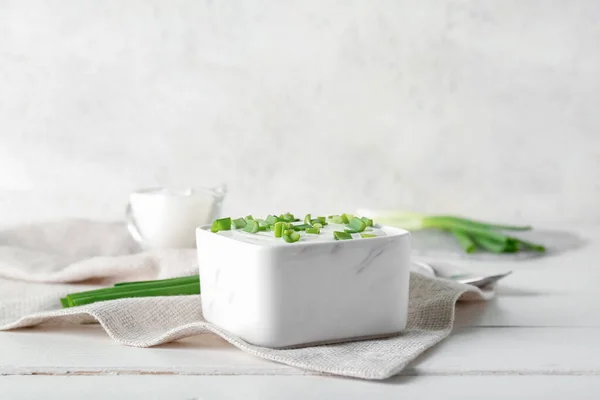 Kare Kase Ekşi Krema Dilimlenmiş Yeşil Soğan Beyaz Ahşap Masada — Stok fotoğraf