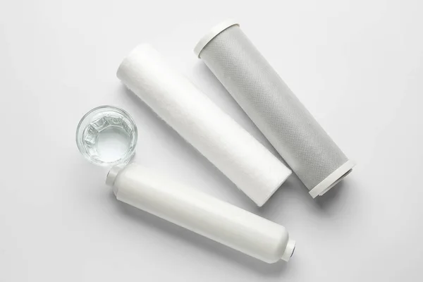 Üvegből Készült Folyadék Vízszűrőbetétek Szürke Alapon — Stock Fotó