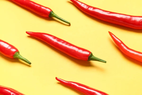 Čerstvé Horké Chilli Papričky Žlutém Pozadí — Stock fotografie