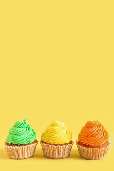 Smaczne Kolorowe Babeczki Żółtym Tle — Zdjęcie stockowe